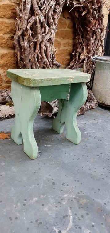 Frans brocante  kruk opstap plantentafeltje bankje beschikbaar voor biedingen