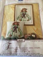 BORDUURPAKKET DOLL IN GREEN DRESS, Verzenden, Nieuw, Handborduren, Borduurpakket