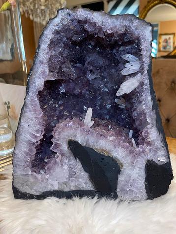 Amethist Geode met Calciet Kristallen 55€ per kilo (12,34kg) beschikbaar voor biedingen