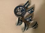 Tk 6 retro vintage kopjes en schotels met apart blauw motief, Ophalen of Verzenden, Porselein, Overige stijlen, Kop(pen) en/of Schotel(s)