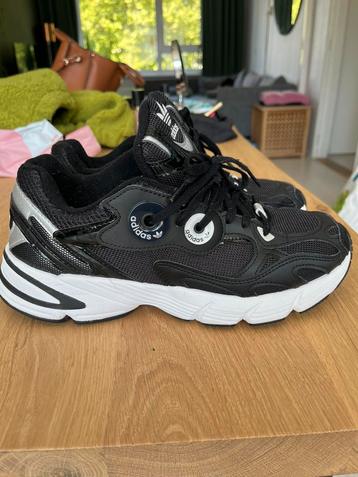 Adidas Astir maat 40 2/3 beschikbaar voor biedingen