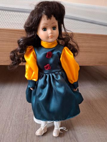 Vintage Porseleinen Pop met Standaard beschikbaar voor biedingen