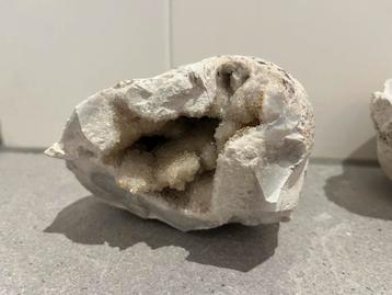 Kristal Geode - Mineraal beschikbaar voor biedingen