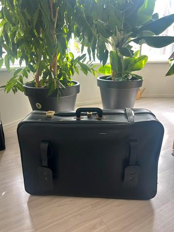 Vintage koffer beschikbaar voor biedingen