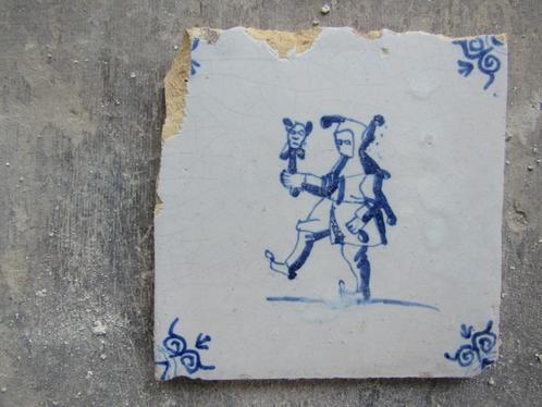 een 17e eeuwse wandtegel met een nar, Antiek en Kunst, Antiek | Wandborden en Tegels, Ophalen of Verzenden