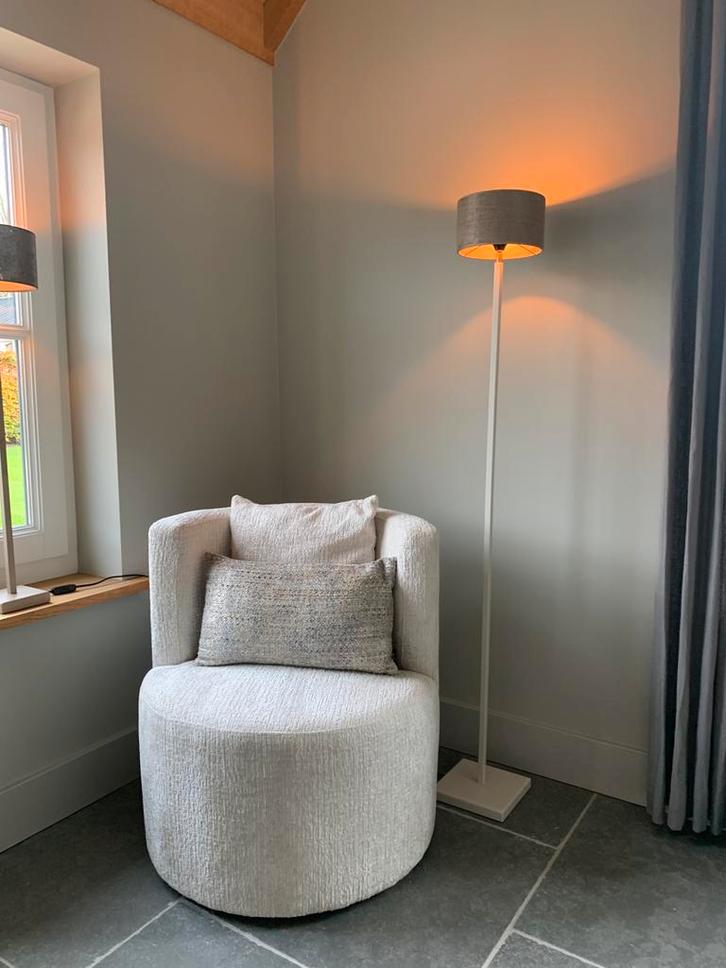 Landelijk Stijlvolle Vloerlamp beige creme staal hotel chic, Huis en Inrichting, Lampen | Vloerlampen, Zo goed als nieuw, 100 tot 150 cm