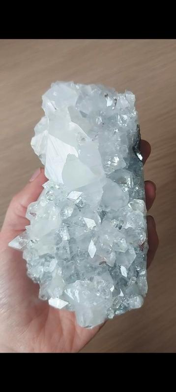 Waanzinnig heldere apofyliet met regenboogjes beschikbaar voor biedingen