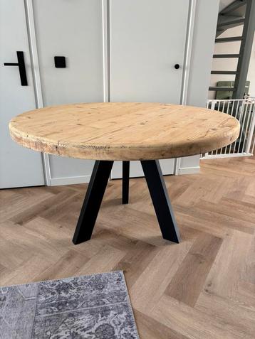 Gedchuurde grenen ronde tafel blad industriële stalen poot beschikbaar voor biedingen