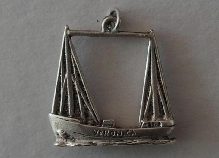 OUDE HANGER: SCHIP VERONICA (ZEEZENDER), Sieraden, Tassen en Uiterlijk, Antieke sieraden, Hanger, Overige materialen, Verzenden