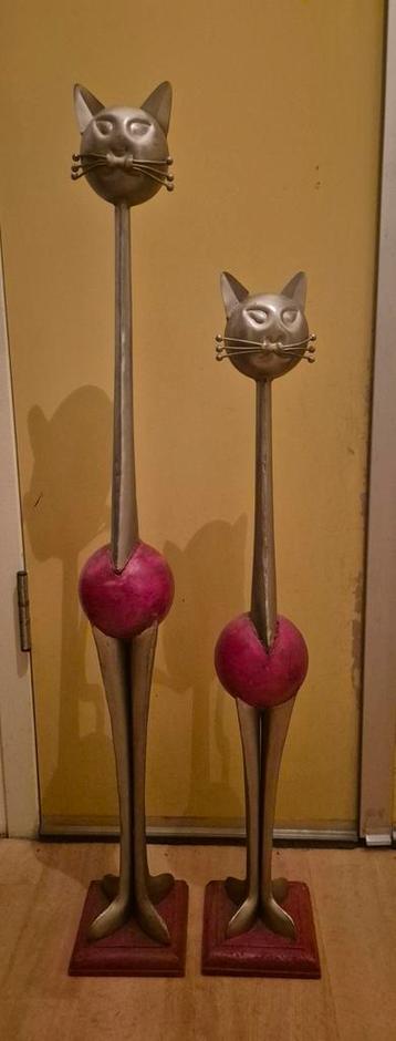 2 Poezen van metaal en houten voet 65 en 80cm hoog  beschikbaar voor biedingen
