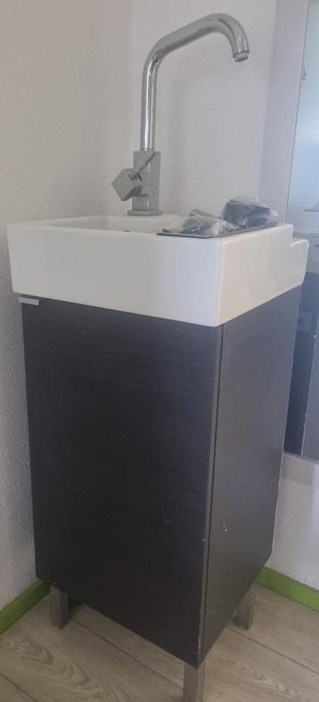 Een set: wasbak, kraan, meubel en spiegel badkamer beschikbaar voor biedingen