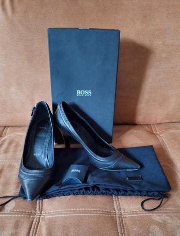 Hugo Boss zwarte pumps beschikbaar voor biedingen