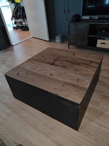 Industriële Salontafel van Gerecycled Hout beschikbaar voor biedingen