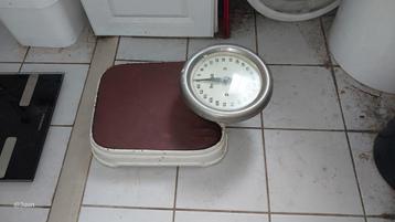 Zwaar metalen weegschaal van Krups 125kg beschikbaar voor biedingen