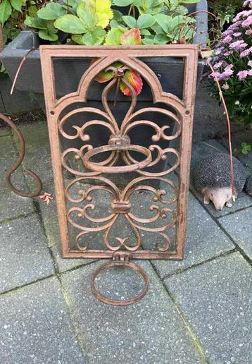 Brocante roestige plantenhouder beschikbaar voor biedingen