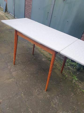Vintage tafel  beschikbaar voor biedingen