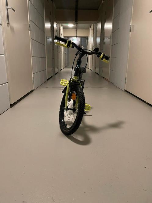 Btwin Dark Hero 500 kinderfiets 16inch - stoere jongensfiets, Fietsen en Brommers, Fietsen | Kinderfietsjes, Zo goed als nieuw