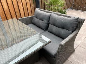 Loungeset met tafel en 4 stoelen beschikbaar voor biedingen