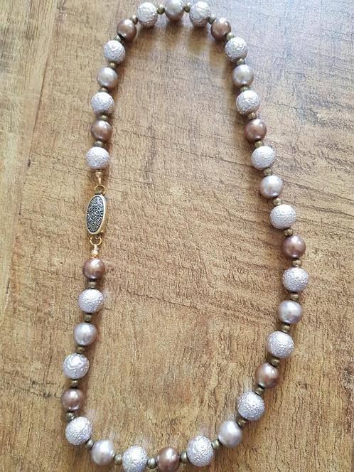 Handgemaakte parelketting met bakslotje, Sieraden, Tassen en Uiterlijk, Kettingen, Nieuw, Overige materialen, Beige, Ophalen of Verzenden
