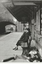 WENDA AT THE STATION 1947 AANKOMENDE STOOMTREIN LOCOMOTIEF, Verzamelen, Spoorwegen en Tramwegen, Ophalen of Verzenden, Zo goed als nieuw