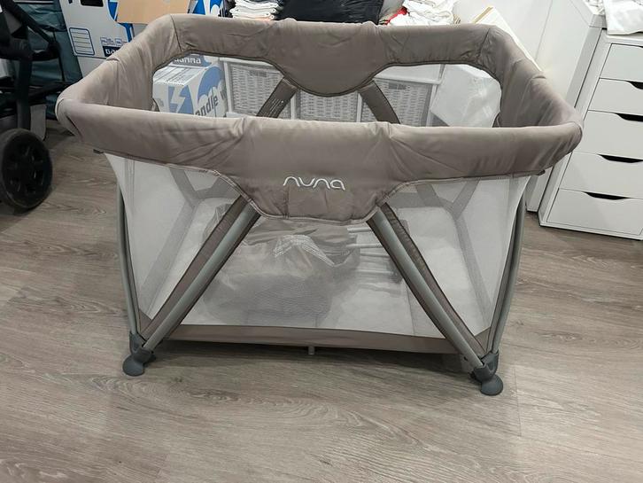 Nuna Sena Campingwiegje met verhoger en matras, Kinderen en Baby's, Babywiegjes en Ledikanten, Zo goed als nieuw, Reisbedje, Ophalen