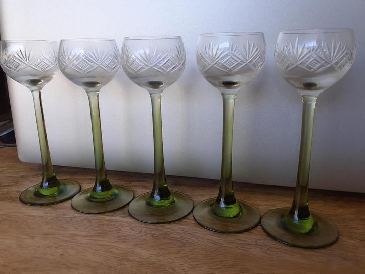 Antieke kristallen glazen met in glas geslepen decor, Antiek en Kunst, Antiek | Glas en Kristal, Ophalen