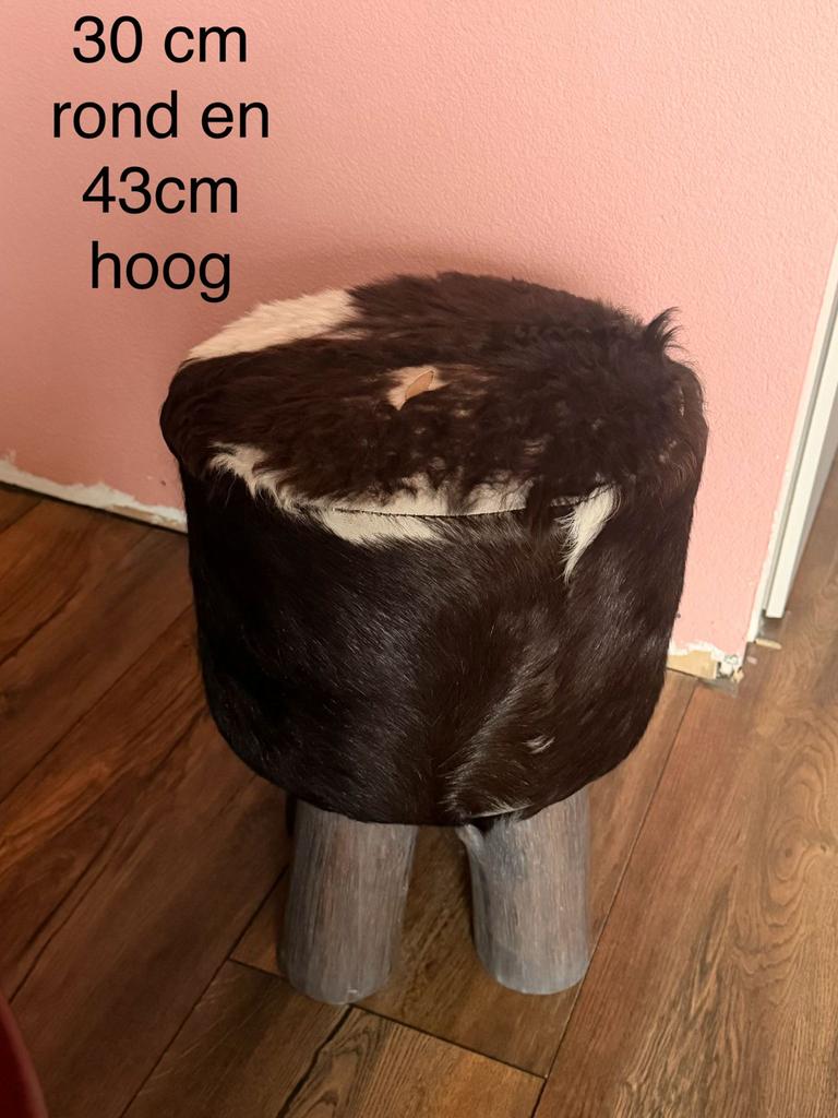 Kruk met koeienhuid - 30x43 cm, Ophalen, Gebruikt, Hout