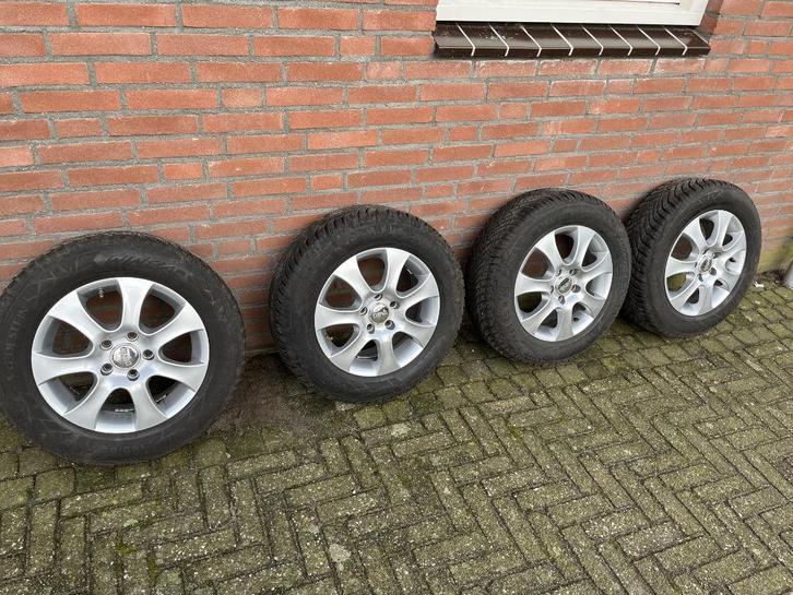 Winterbanden zo goed als nieuw op lichtmetalen velgen, Auto-onderdelen, Banden en Velgen, Banden en Velgen, Winterbanden, 15 inch