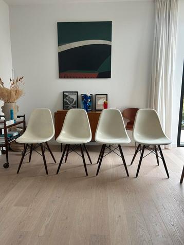 4 vintage Eames sidechairs - fibreglass – Herman Miller beschikbaar voor biedingen