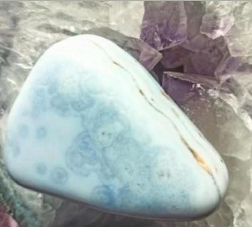 Blauwe Chalcedoon knuffelsteen., Verzamelen, Mineralen en Fossielen, Mineraal, Ophalen of Verzenden