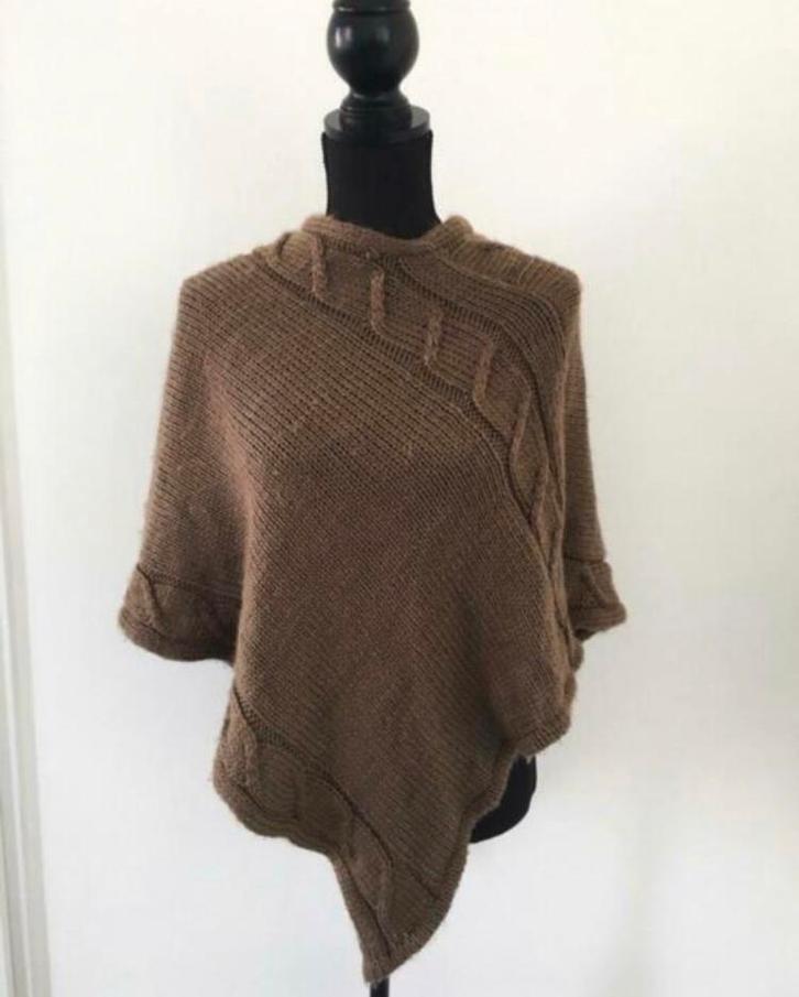 Bruine Poncho met Kabelpatroon - Stijlvol en Warm, Kleding | Dames, Truien en Vesten, Zo goed als nieuw, Maat 38/40 (M), Bruin