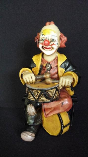 Beeldje grappige CLOWN met TROM zittend op los BANKJE beschikbaar voor biedingen