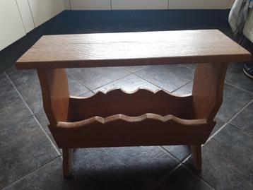 Licht eiken lectuur of krantenbak (of als bijzet tafel) beschikbaar voor biedingen