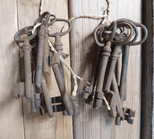 2 sets oude sleutels - 20 stuks in totaal, Antiek en Kunst, Curiosa en Brocante, Verzenden