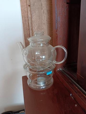 Glazen theepot beschikbaar voor biedingen
