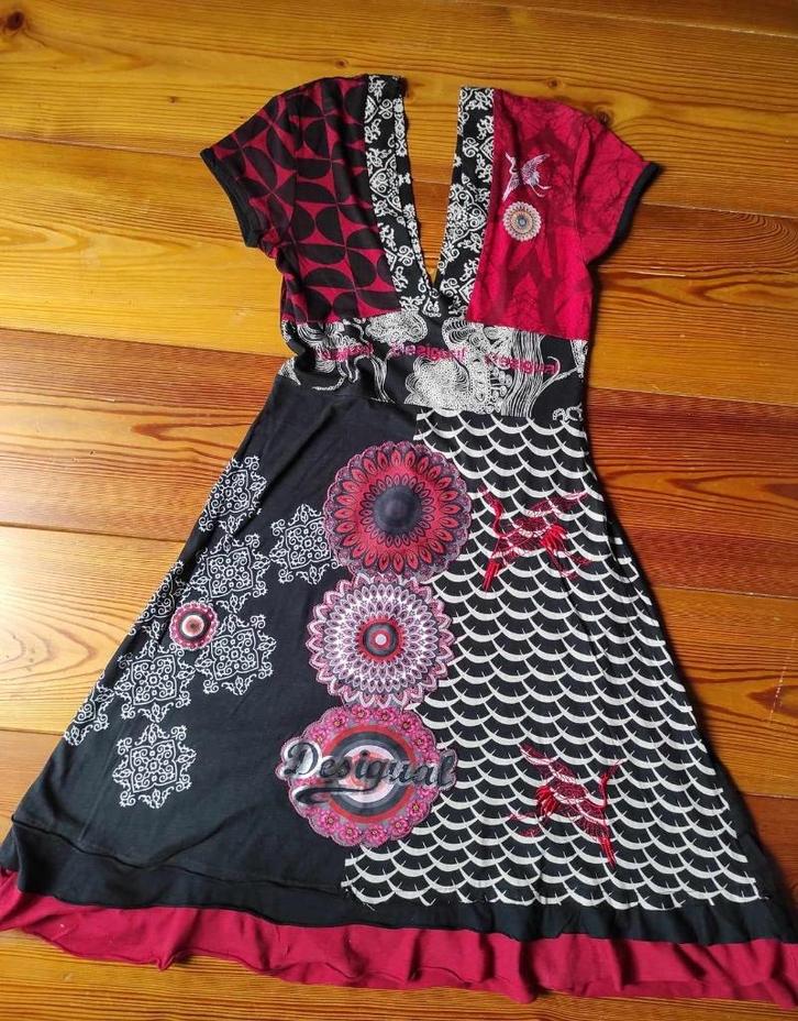 Desigual jurk zwart / rood kraanvogels maat S, Kleding | Dames, Jurken, Zo goed als nieuw, Maat 36 (S), Rood, Boven de knie, Ophalen of Verzenden