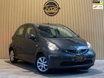 Toyota Aygo 1.0-12V/ LEDER/AIRCO/NAP/LM VELGEN/LAGE KM/UNIEK, Voorwielaandrijving, Gebruikt, Zwart, 4 stoelen