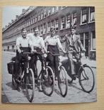 Foto Rotterdam Zuid - jongens op fiets 1940, Verzenden, Foto, Nieuw, 1940 tot 1960