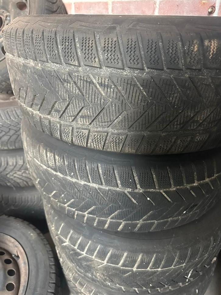 Gebruikte Winterbanden 235-60-16 vredestin, Auto-onderdelen, Banden en Velgen, Band(en), Winterbanden, 16 inch, 205 mm, Personenwagen