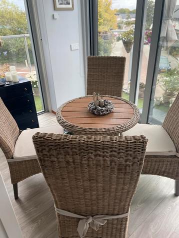 Leuk zitje, 4 Stoelen & Tafeltje beschikbaar voor biedingen