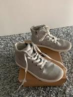 Ugg schoenen zilver kleurig met zijrits maat 33, UGG, Meisje, Sportschoenen, Ophalen of Verzenden