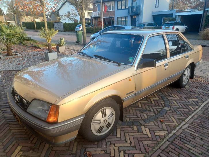 Opel record 2.0s Berlina 1983 km.31.840.  ZEER UNIEK ..., Auto's, Oldtimers, Particulier, Elektrische buitenspiegels, Lichtsensor