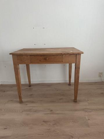 Oude houten tafel met lade beschikbaar voor biedingen