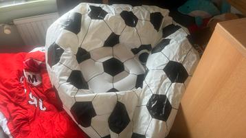 Oplaas voetbal zit kussen beschikbaar voor biedingen