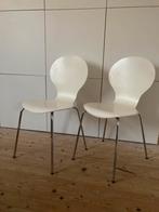 Twee leuke witte vlinderstoelen gebruikte staat, Huis en Inrichting, Stoelen, Ophalen, Gebruikt, Twee, Modern minimalistisch scandi scandinavisch