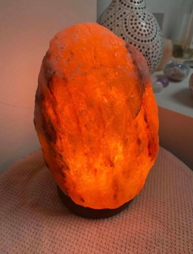 Mooie zoutlamp met warme gloed, Huis en Inrichting, Lampen | Tafellampen, Ophalen, Zo goed als nieuw, Overige materialen