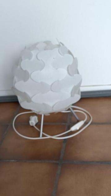 Leuke aparte witte nachtlamp op zilveren ijzeren pootje.  beschikbaar voor biedingen