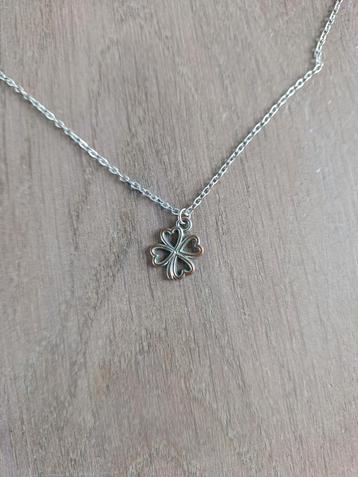Zilverkleurige Ketting met Klavertje Vier beschikbaar voor biedingen