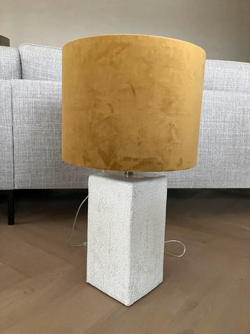 Stenen schemerlamp met velours kap. beschikbaar voor biedingen