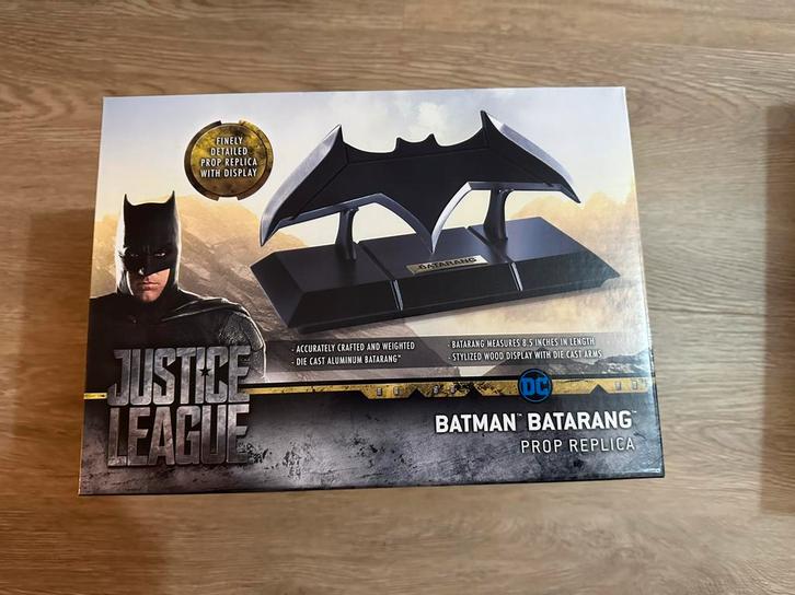 Batarang replica Batman Justice league Noble hot toys, Verzamelen, Film en Tv, Zo goed als nieuw, Film, Beeldje, Replica of Model
